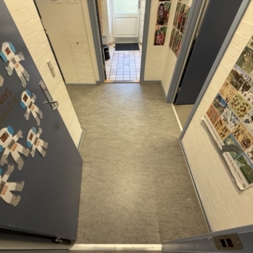 Montering af linoleum i gang