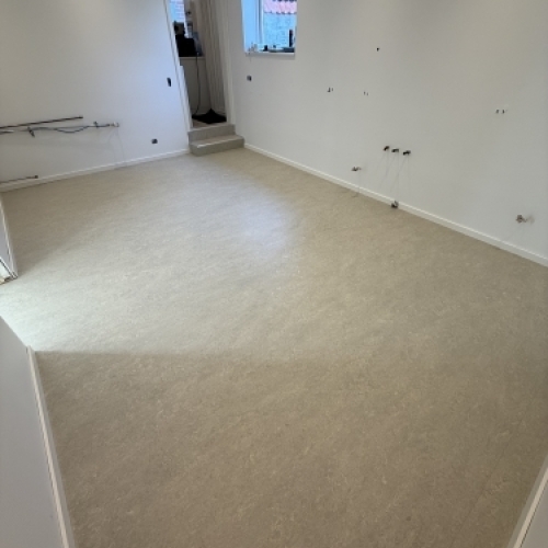 Gulv i linoleum på værelse