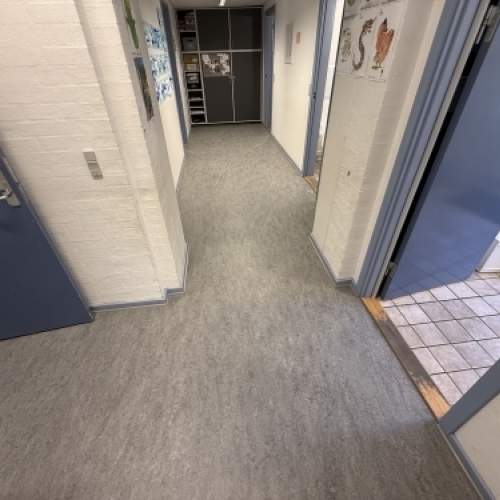 Lægning af linoleum i erhvervsgang